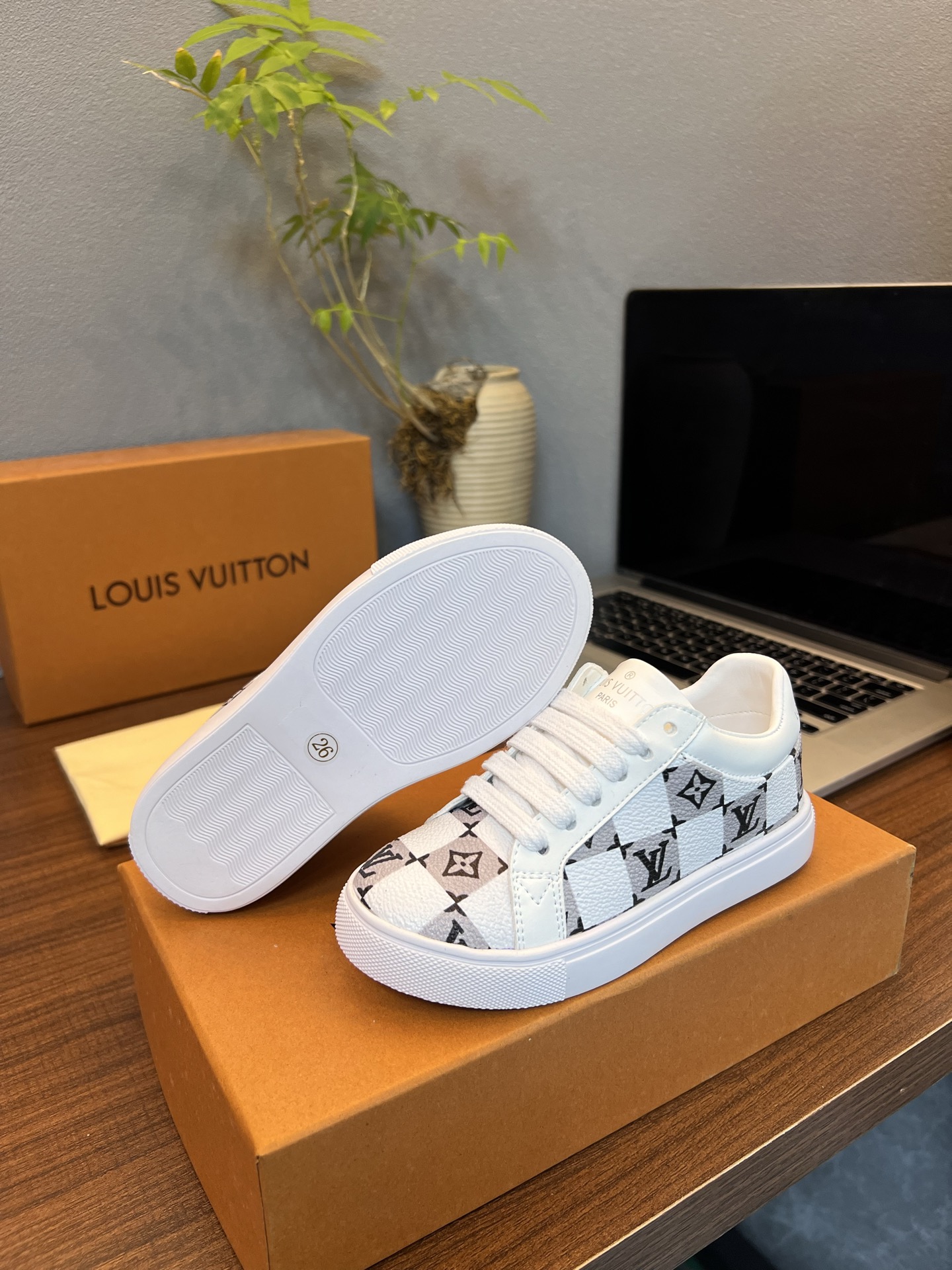 Children's shoes child